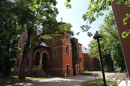 L-Gebäude (Foto: Hochschule Worms) Foto: Blick auf ein Hochschulgebäude der Hochschule Worms