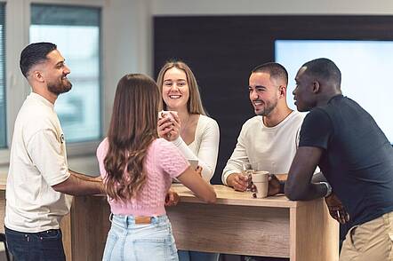 Foto: Studierende der Deutschen Hochschule für Prävention und Gesundheitsmanagement tauschen sich aus.