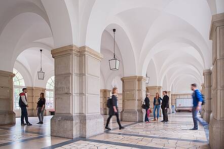 Foyer der HWR Berlin (Foto HWR Berlin / Christoph Eckelt) Foto: Menschen im Foyer der HWR Berlin