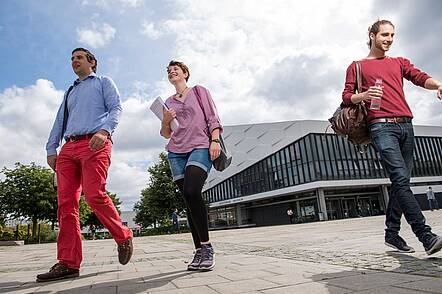 Foto: Studierende vor dem Auditorium Maximum auf dem Weg zur Vorlesung