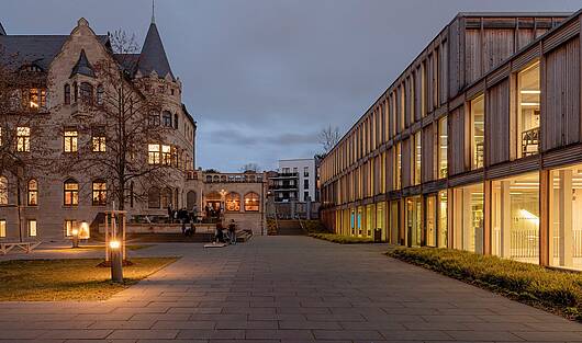 Foto: Blick auf den Campus der Kunsthochschule Halle am Abend