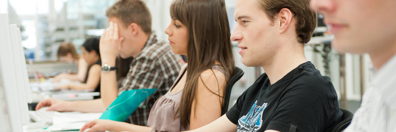 Studierende am Computer (Foto: Volker Lannert/Universität Bonn)