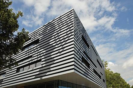 Foto: Außenansicht eines Hochschulgebäudes der Bergischen Universität Wuppertal.