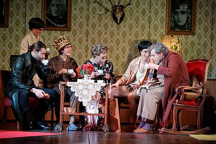 Foto: Studierende führen die Operette "Die lustigen Nibelungen" auf