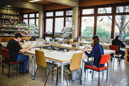 Foto: Studierende lernen in der Bibliothek 