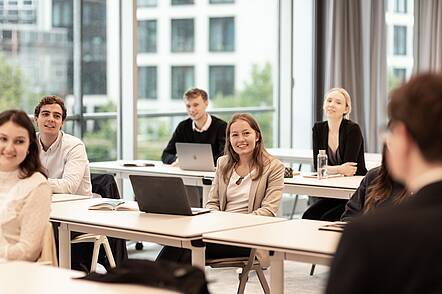 Foto: Studierenden in einer Lehrveranstaltung der HSBA.