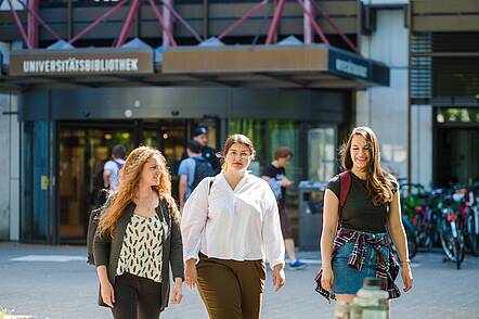 Foto: Studierende im Campusbereich Philosophikum 