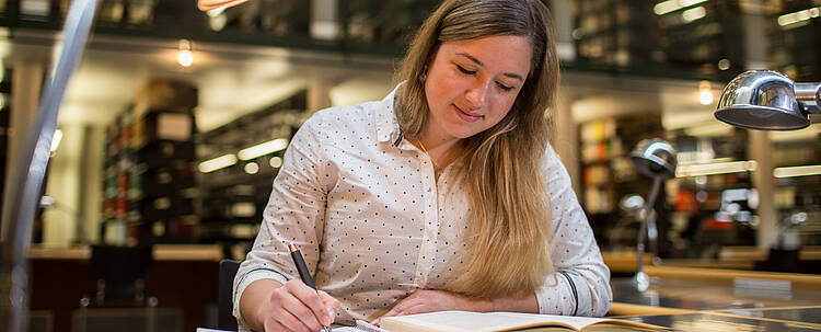 Studentin arbeitet in der Bibliothek (Foto: Katholische Universität Eichstätt-Ingolstadt/Christian Klenk)