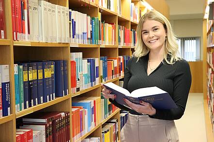 Studentin der Bibliothek der Hochschule Meißen und Fortbildungszentrum (HSF Meißen) (Foto: HSF Meißen)