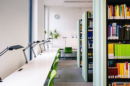 Bibliothek der bbw Hochschule (Foto: Patricia Kalisch) Foto: Blick in die Bibliothek der bbw Hochschule