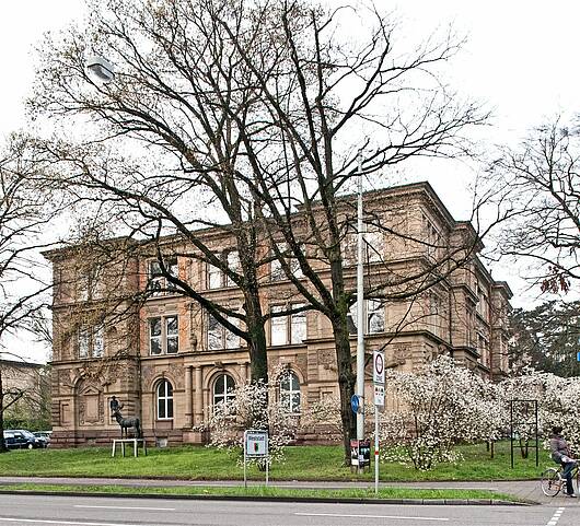 Foto: Blick auf das Hauptgebäude der Staatlichen Akademie der Bildenden Künste Karlsruhe
