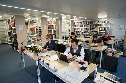 Foto: Studierende studieren in der Bibliothek der Hochschule für Jüdische Studien Heidelberg
