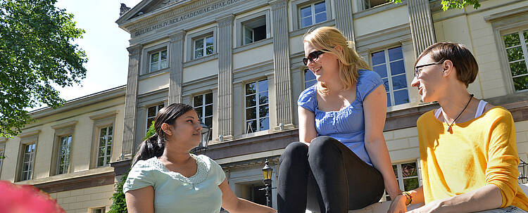 Studierende vor der Universität Göttingen (Foto: Universität Göttingen)