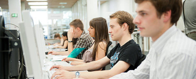 Studierende am Computer (Foto: Volker Lannert/Universität Bonn)