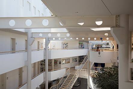 Innenansicht der Privaten Universität Witten/Herdecke (Foto: Private Universität Witten/Herdecke) Foto: Innenansicht der Privaten Universität Witten/Herdecke