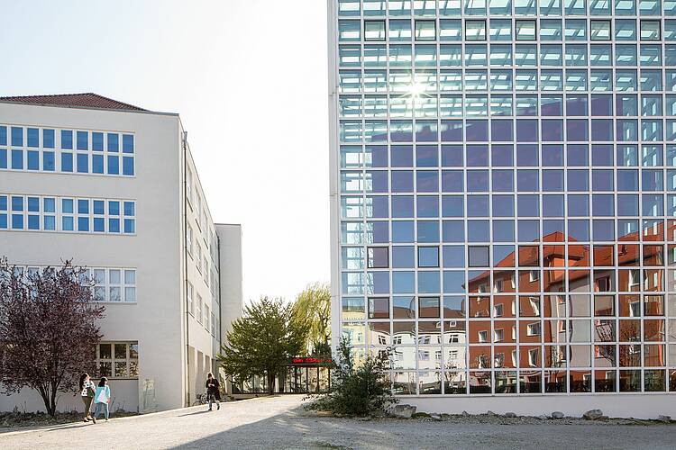 Foto: Blick auf den Haupteingang der HBK Braunschweig mit der Bibliothek