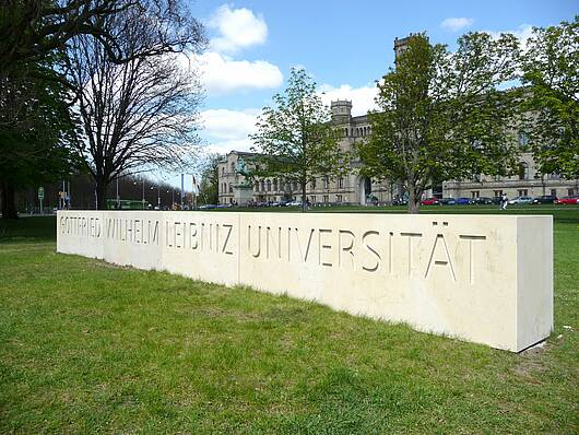 Foto: Namensteine der Universität vor dem Welfenschloss Hannover 