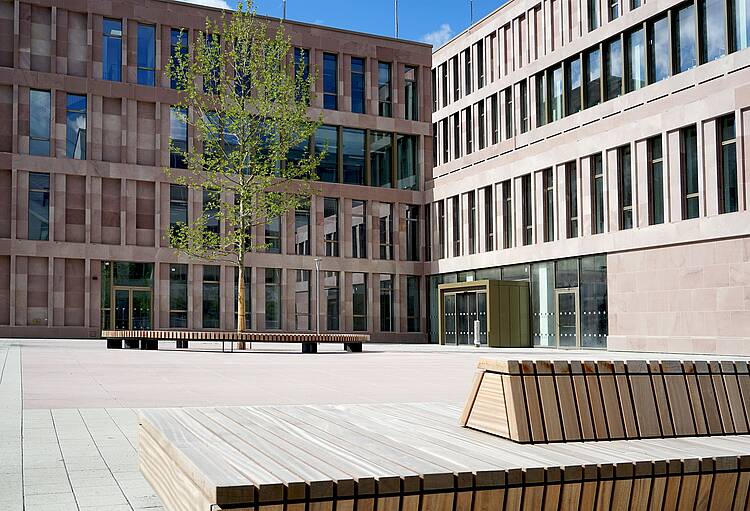 Foto: Blick in den neu gestalteten Innenhof der Technischen Hochschule Nürnberg