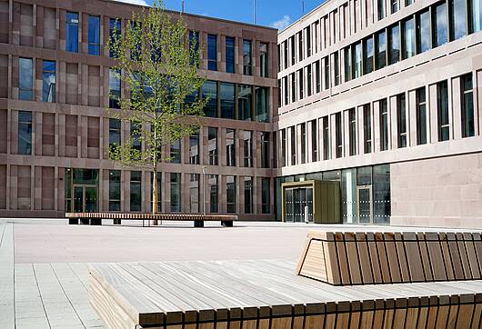 Foto: Blick in den neu gestalteten Innenhof der Technischen Hochschule Nürnberg