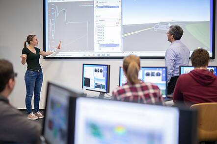 Foto: Eine Studierende der Fachhochschule Dortmund erläutert ein Diagramm