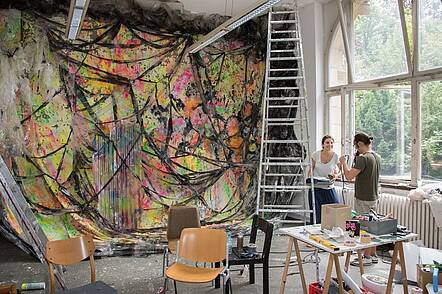 Atelier (Foto: Staatliche Akademie der Bildenden Künste Karlsruhe) Foto: Studierende arbeiten im Atelier