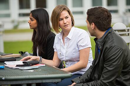 Campusleben an der HWG Ludwigshafen (Foto: Hochschule für Wirtschaft und Gesellschaft Ludwigshafen) Foto: Studierende der HWG Ludwigshafen sitzen auf dem Campus und unterhalten sich.