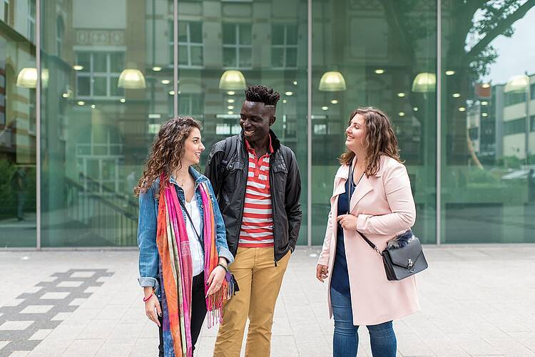 Foto: Studierende auf dem Campus der Fachhochschule Dortmund