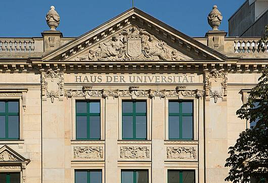 Foto: Blick auf das Eingangsportal der Universität Düsseldorf