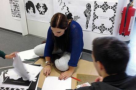 Foto: Studierende an der Hochschule für Kommunikation und Gestaltung arbeiten an Gestaltungsentwürfen