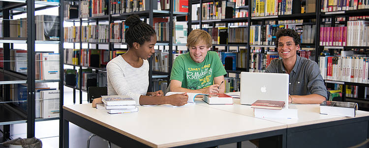 Studierende beim gemeinsamen Lernen in der Bibliothek (Foto: Hochschule München)