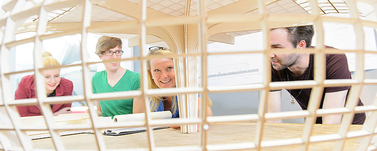 Studierende arbeiten an einem Modell (Foto: Hochschule Konstanz)
