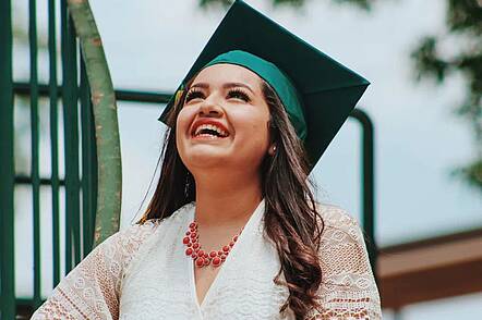 Foto: Bachelorabsolventin der AKAD Hochschule Stuttgart freut sich über ihren Abschluss