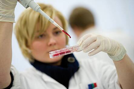 Forschungssituation an der FH Aachen (Foto: FH Aachen/Thilo Vogel) Foto: Forscherin mit Pipette und Gefäß