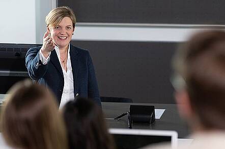 Dozentin mit Studierenden (Foto: Technische Hochschule Aschaffenburg) Foto: Dozentin vor einer Tafel im Vordergrund Studierende