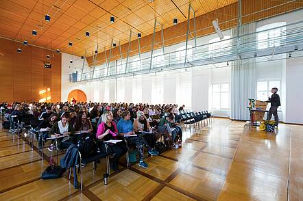 Foto: Vorlesung in der Aula der Pädagogischen Hochschule Weingarten