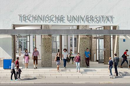 Foto: Studierende vor dem Eingang  des Innenstadt-Campus der Technischen Universität München direkt neben den weltberühmten Pinakotheken.