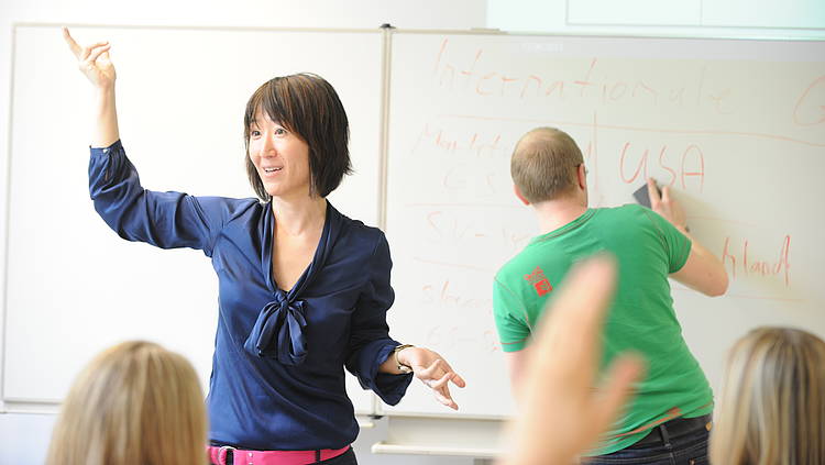 Dozentin unterrichtet (Foto: Hochschule Aalen)