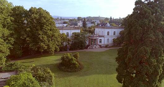Foto: Blick auf die Villa Monrepos in Geisenheim