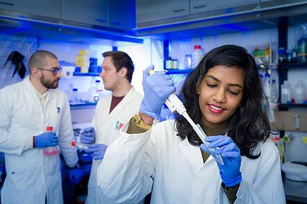 Studierende im Labor des Instituts für Zellbiologie und Immunologie (Foto: Universität Stuttgart) Foto: Studierende arbeiten im Labor des Instituts für Zellbiologie und Immunologie.