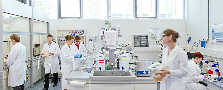 Studierende bei der Laborarbeit (Foto: Astrid Eckert/Technische Universität München)