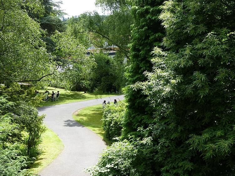 Blick auf den Campus in der Natur