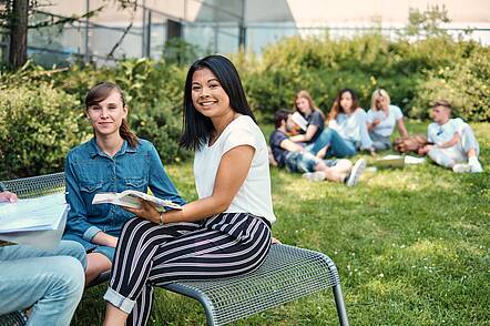 Foto: Studierende auf dem Rasen vor der Hochschule Aalen 