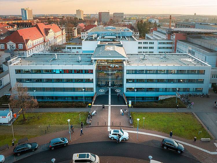 Foto: Hauptgebäude der Medizinischen Universität Lausitz.