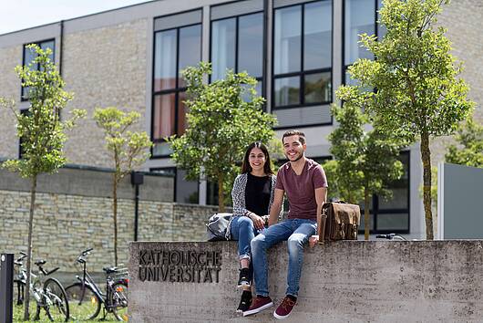 Foto: Studierende vor der Katholischen Universität Eichstätt-Ingolstadt