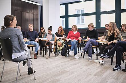 Foto: Studierende sitzen in einem Seminar der Hochschule für Philosophie.