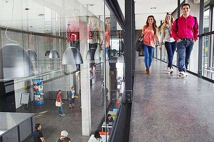 Foto: Studierende auf dem Weg zur Vorlesung.