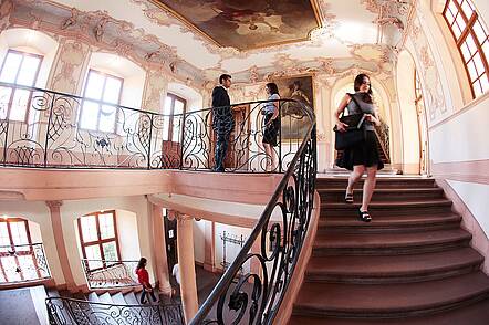 Studierende im Treppenhaus im Hochschulgebäude der Hochschule Offenburg am Campus Gengenbach.