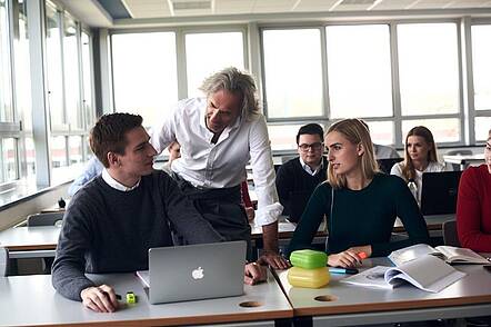 Foto: Dozent in der Diskussion mit Studierenden