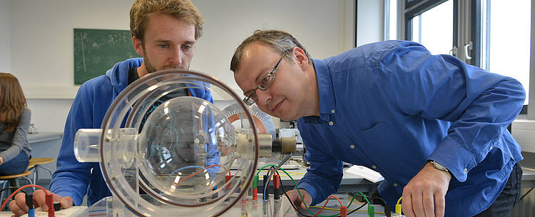 Forscher betrachten ein Modell (Foto: Universität Göttingen)