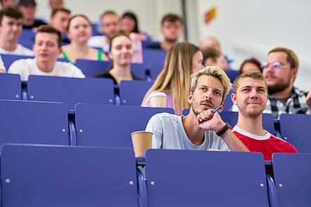 Foto: Studierende sitzen im Hörsaal der Hochschule Neu-Ulm und folgen einer Vorlesung
